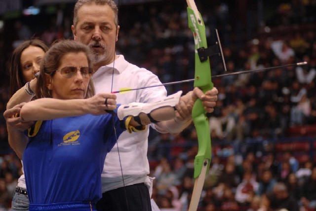 Armando impartisce istruzioni, mentre Loredana tende l'arco, ed e' pronta a scoccare la freccia!